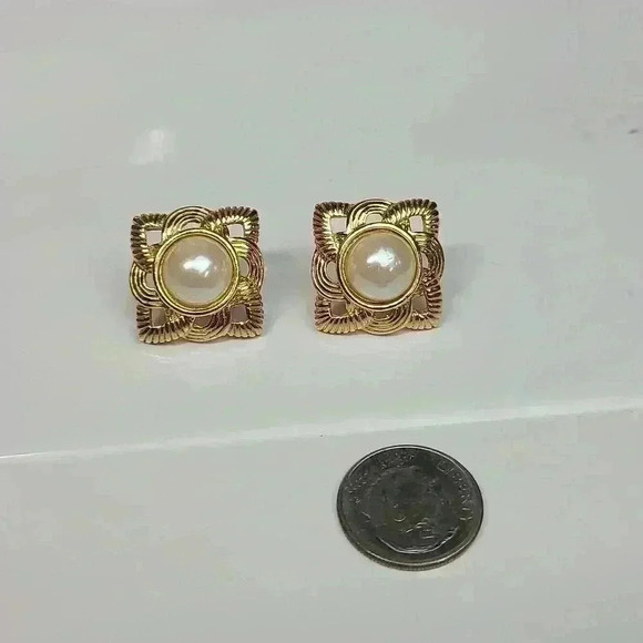 Gold tone fuax pearl earrings vintage style - Picture 9 of 15